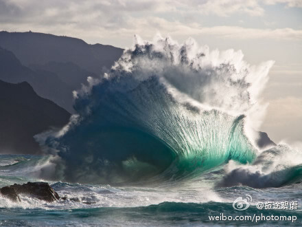 Na Pali 海岸的巨浪 琉璃般的色彩