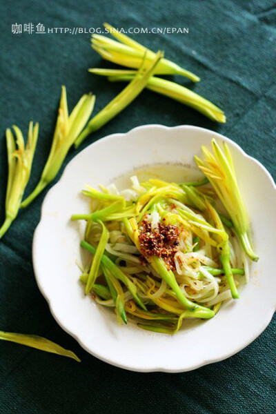 鲜黄花菜   苹果醋   糖   莴笋   盐   辣椒油   作法 1.将新鲜黄花的花蕊去掉； 2.然后将新鲜黄花放淡盐水中浸泡30分钟； 3.泡好的黄花用开水焯一下； 4.莴笋切丝，撒上适量盐搅拌均匀腌5分钟； <br />5.沥干黄花和…