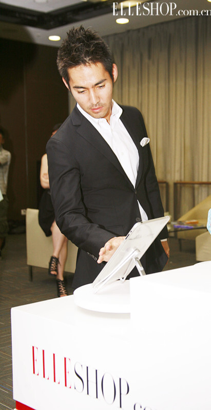 中孝介，超认真地玩着ELLEshop的APP