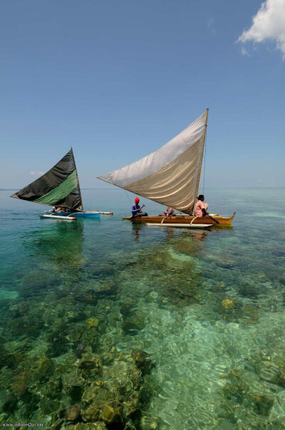 在巴夭语和马来语中Semporna字面意思为‘完美的’ 。城镇被海水包围着, 仙本那和它的附属海岛就像是一个现实世界中的梦境之岛。纯净的白色沙滩、椰子树和平静美丽的如绿松石般的Sulawesi 海的海水轻轻拂过五颜六色的…