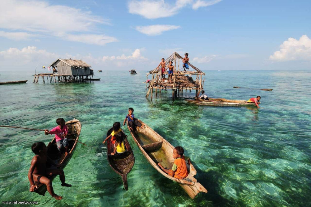 在巴夭语和马来语中Semporna字面意思为‘完美的’ 。城镇被海水包围着, 仙本那和它的附属海岛就像是一个现实世界中的梦境之岛。纯净的白色沙滩、椰子树和平静美丽的如绿松石般的Sulawesi 海的海水轻轻拂过五颜六色的礁石。早些时候的巴夭族人以船为家，而今, 多数族人居住在沿海海岸, 或在浅礁石上打上桩柱盖起房屋,一如既往的继承着他们爱海如爱家的传统习俗。
