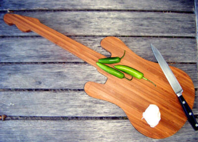 Bamboo guitar Cutting Board par BotanicalBoards sur Etsy