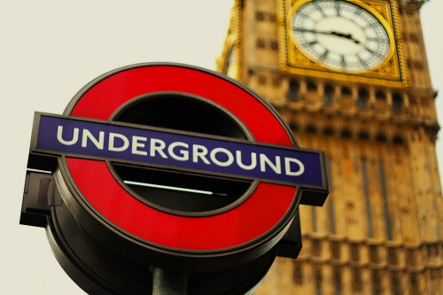 伦敦地铁的正式名称是”London Underground“，但因其隧道的拱顶形状，民众都称其为”Tube“（管子）。1863年，伦敦地铁开始营运，是世界上最古老的地铁系统，首条地铁线于现在的粉红色的Hammersmith & City 线重叠，地铁机车是以蒸汽引擎传动的。此外，伦敦地铁也是欧洲最长的地铁线路，有11条地铁线路呈网状交织分布在伦敦的各个城区的地下或地上。