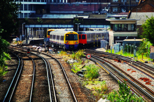 伦敦地铁的正式名称是”London Underground“，但因其隧道的拱顶形状，民众都称其为”Tube“（管子）。1863年，伦敦地铁开始营运，是世界上最古老的地铁系统，首条地铁线于现在的粉红色的Hammersmith & City 线重叠，地铁机车是以蒸汽引擎传动的。此外，伦敦地铁也是欧洲最长的地铁线路，有11条地铁线路呈网状交织分布在伦敦的各个城区的地下或地上。