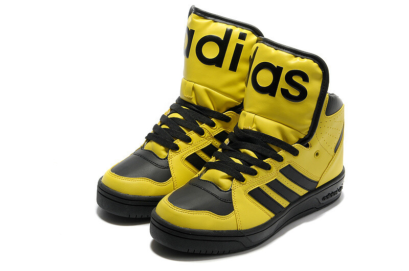 Jeremy Scott 日前与adidas Originals 再度联手合作，推出Jeremy Scott x adidas Originals JS Instinct Hi 鞋款。不同于Jeremy Scott 前几款的大胆花俏设计，此次化繁为简改走清淡路线，但还是保留了肥厚的鞋舌与大标志，让鞋款依然保有鲜明的视觉重点。照片中的黑白配色款，有特大鞋舌，右腳有凸紋adi 字樣，左腳有das 字樣。 最适合当做经典球鞋收藏，穿几年也不会退流行！