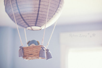 人这一辈子，冲动一次，去爱一个人，抛下所有，去他的城市，与他生活；冲动一次，跟一个人去领红本，走入那个，被叫作“坟墓”的关系中；或者冲动一次，离 开曾经让自己，像被下药那样迷恋的人，寻找自己的内心。但…