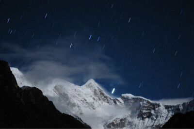 【中国西藏。南迦巴瓦峰】光圈F8左右，ISO调到最小值，使用B门，曝光时间大约在10分钟左右，因此可以看见星轨