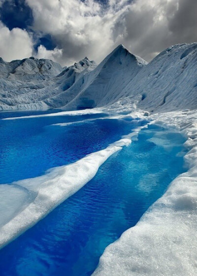 【智利的冰川】。看着好美，不知道会不会一步没走好滑进水里，冻死个人哈