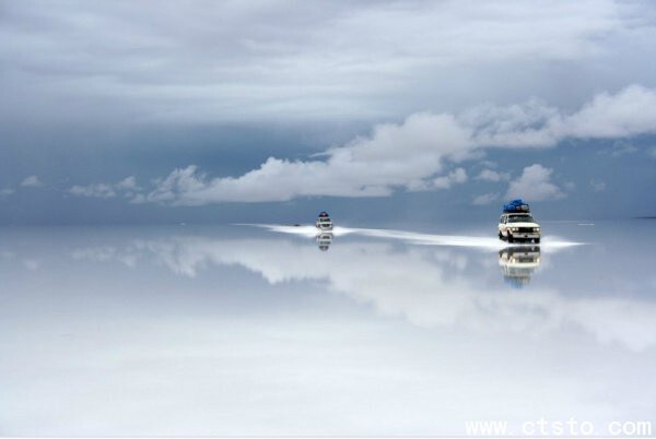 【天空之镜】玻利维亚的乌尤尼盐沼，天堂一般的地方！ 尤其是在雨后，湖面像镜子一样，反射着天空