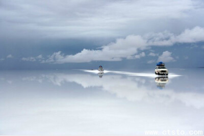 【天空之镜】玻利维亚的乌尤尼盐沼，天堂一般的地方！ 尤其是在雨后，湖面像镜子一样，反射着天空