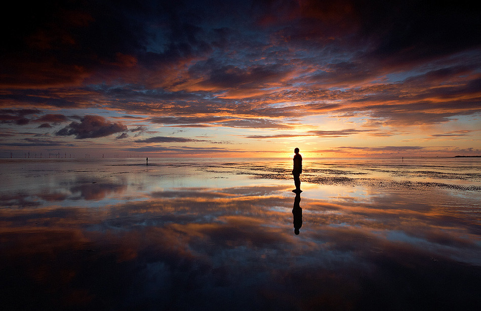 尽管你还是希望有人和你一起拥抱最美的夕阳。 但有时一个人的风景，也可以将“美得没有遗憾”据为己有。