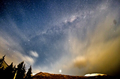 新西兰星空。大小麦哲伦星云在北半球大部分地区都看不见它们，即使在我国南沙群岛一带，也仅能在非常接近南方地平线的地方寻找到它们的踪迹。