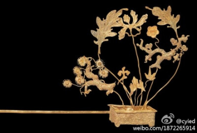 明代金累丝松梅双清盆景緑钗，重9.7克，盆景花卉造型，铸工很精细。