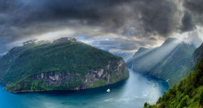  挪威盖伦格盖朗厄尔峡湾(Geirangerfjord)：挪威的峡湾举世闻名，曾被评选为世界美景之首和世界最佳旅游目的地，这里是挪威峡湾中最为美丽神秘的一处，峡湾全长16公里，两岸耸立着海拔1500米以上的群山。