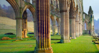 英格兰约克郡里沃兹修道院(Rievaulx Abbey)：约克郡是见证英格兰历史的重要城市，来到此处， 就好像穿过时光隧道来到了中世纪。这是一处修道院遗址，从这些残破的门拱中，还依稀可看出建筑风格比较华丽。