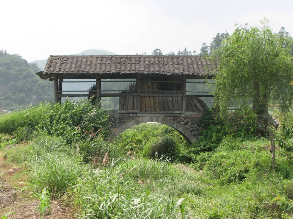 【劝农桥】又名下院桥。位于双溪村东南北岩寺前，始建年代不祥。清乾隆二年（1737年）知县沈钟重修。该桥为石拱木屋廊桥，桥长16米，宽4米，单孔跨度7米，桥面以卵石铺设。据悉，当年知县沈钟每年春劝农于该桥，故名劝农桥。