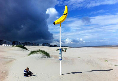 蓝天云涌：2012年7月11日，比利时东代恩凯尔克（Oostduinkerke）海滩，3岁男孩亚历山德罗（Alessandro）坐在一个香蕉形状的会合点玩耍。孩子不慎走失或迷路后，可前往醒目的会合点处等候父母。