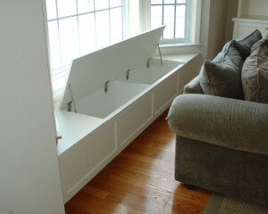 飘窗下的储物空间。