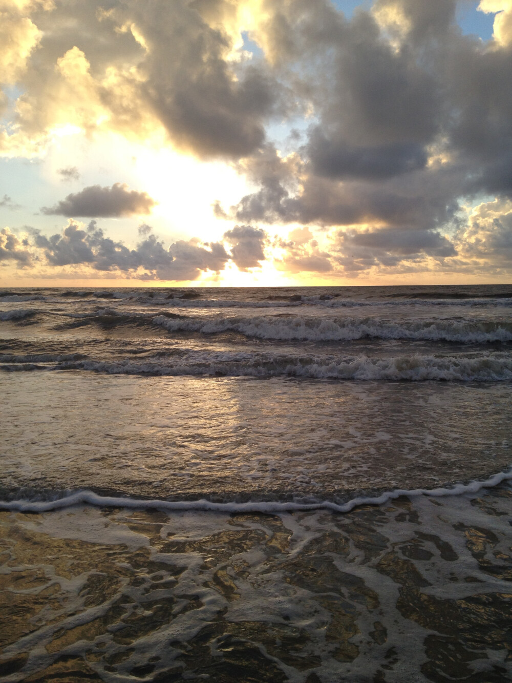 Jacksonville beach——佛罗里达州杰克逊维尔。早上六点四十左右，手机拍的分辨率不高 = =。。海鸥的有！！