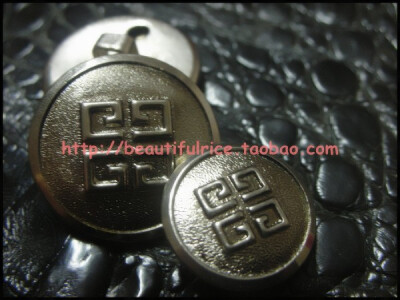 givenchy 金属西服纽扣http://beautifulrice.taobao.com/