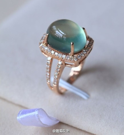 翡翠戒指。执手对望欢颜，尘缘如沧海，誓言不改