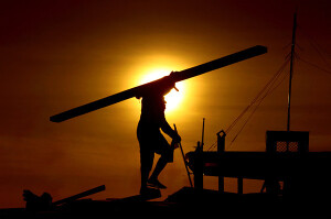 剪影，在以夜晚或早晨的天空为背景衬托的的剪影照片中，铭刻着一种美感和一定的神秘感；隐藏进了黄昏与黎明的的阴影中，展示了摄影艺术的丰富性与多样性。