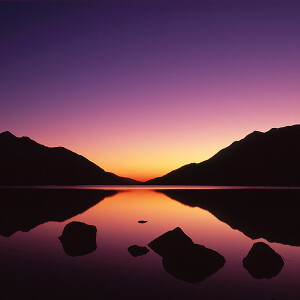 剪影，在以夜晚或早晨的天空为背景衬托的的剪影照片中，铭刻着一种美感和一定的神秘感；隐藏进了黄昏与黎明的的阴影中，展示了摄影艺术的丰富性与多样性。