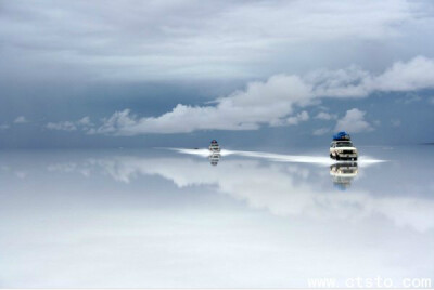 【天空之镜】玻利维亚的乌尤尼盐沼，天堂一般的地方！ 尤其是在雨后，湖面像镜子一样，反射着天空。