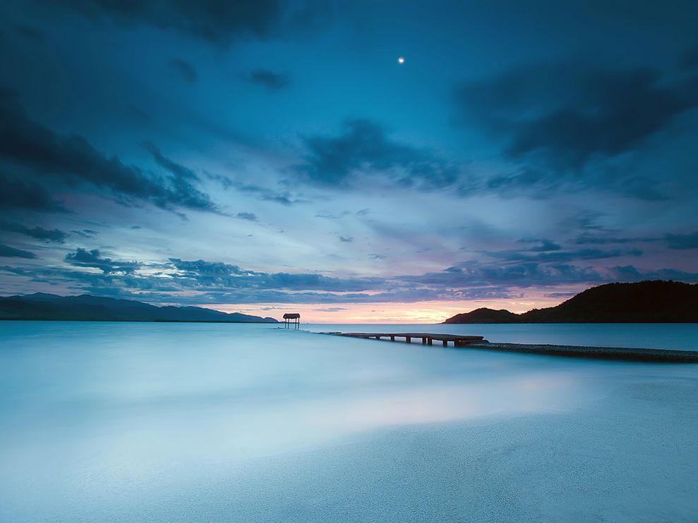 古巴海滩清晨美景。海岸清晨，半月当空，极致美景。