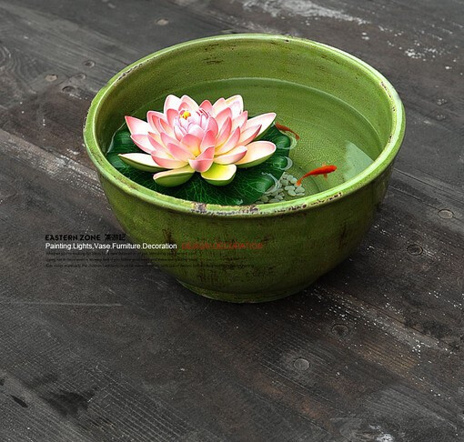 我像只鱼儿在你的荷塘，只为和你守候那皎白月光，游过了四季荷花依然香，等你宛在水中央。