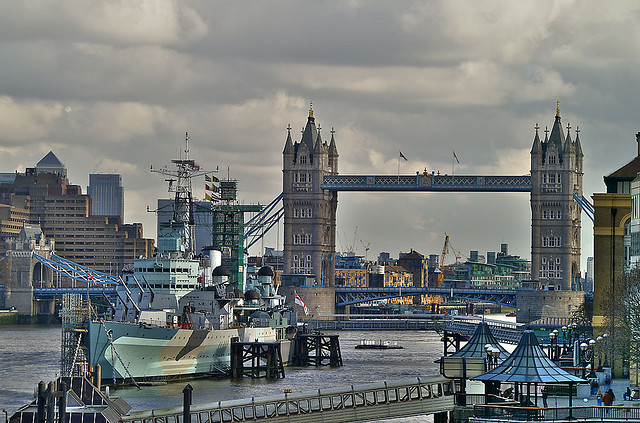 伦敦热门景点第十四位 贝尔法斯特号(HMS Belfast) 离伦敦塔桥不远，泊着一艘老式战舰，它就式海军退役战舰贝尔法斯特号，现在这里是一座战舰博物馆。这是英国第二艘以国家名义保留下来的战舰，另一艘是现存英国扑茨茅斯海军博物馆内的“胜利”号帆船。贝尔法斯特是20世纪上半叶最先进的战舰之一，在战舰博物馆上沿后甲板往前走，可看见舰侧走廊边挂着一块木制徽标，上边是舰标，中间是座右铭。那里还有一只银制船铃，它是1948年贝尔法斯特市民捐给该舰的。