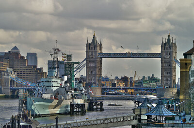 伦敦热门景点第十四位 贝尔法斯特号(HMS Belfast) 离伦敦塔桥不远，泊着一艘老式战舰，它就式海军退役战舰贝尔法斯特号，现在这里是一座战舰博物馆。这是英国第二艘以国家名义保留下来的战舰，另一艘是现存英国扑茨…