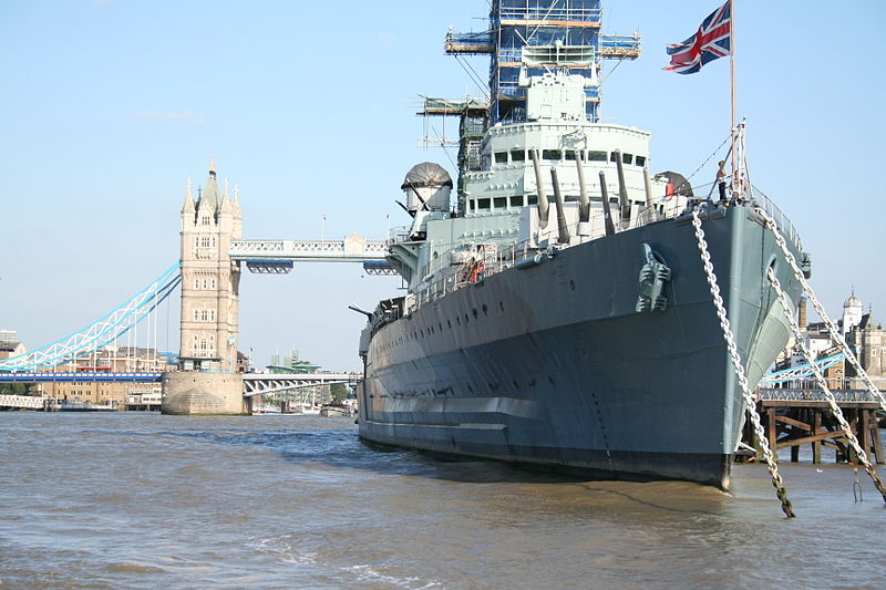 伦敦热门景点第十四位 贝尔法斯特号(HMS Belfast) 仔细阅读船上的导游说明可知，原来是由于几位英国海军将领的提议，将已经报废的"贝尔法斯特"号巡洋舰拖到伦敦的泰晤士河上临时停泊，结果大受欢迎。作为海上马车夫的大英帝国，对于舰船有特殊的感情呀。１９７１年１０月２１日，即英国“特拉法加海战”的胜利日，装饰一新的"贝尔法斯特"号巡洋舰向游人正式开放了。