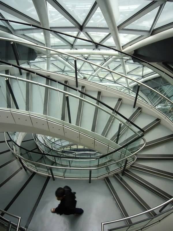 伦敦热门景点第十九位 伦敦市政厅 伦敦市政厅中的大部分公共空间对公众开放，还经常举办各种主题展览，但进入参观要经过严格的安检程序。大楼底层中庭的地面是一张16米×10米的硕大的伦敦航拍地图，连细小的房屋都可以看到。除了日常展览和顶楼的“伦敦客厅”外，这里的公共信息屏幕每天会公布楼里举行的会议，很多会议民众和新闻界都可以旁听。在市议会开会期间，公众还可以搭乘自动扶梯参观会议。