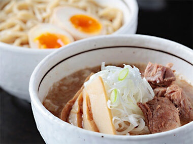 【麺商つけ麺 志堂】的拉面 豚骨、鸡骨加上海鲜的酱油味沾面是该店的招牌。口味的关键在于，香味十足的海鲜调味，小鱼干、鯖鱼及沙丁鱼..等海鲜类，细致的处理后炖煮出浓稠口感的酱汁。小碗、中碗、大碗皆一价 地址…