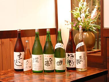 【本格居酒屋 神田 新八（しんぱち）本店】 包括手工酿造纯米酒等共有120多种日本酒，配上河豚，松茸等与季节相符的日式下酒菜。每天从富山县渔津港买进新鲜海产，因为新鲜所以刺身和火锅的种类相当丰富。店里布置成昭和时代风格 地址：东京都千代田区鍛冶町2-9-1