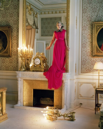 蒂姆·沃克 (Tim Walker) 1970年出生于英国吉尔福德镇 (Guildford)，毕业于Exeter Art College艺术学院，在康迪纳仕集团 (Conde Nast) 实习期间启发了蒂姆·沃克 (Tim Walker) 对摄影的兴趣，也曾担任过Richard Avedon…