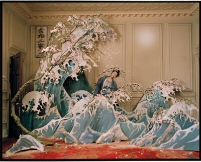 蒂姆·沃克 (Tim Walker) 1970年出生于英国吉尔福德镇 (Guildford)，毕业于Exeter Art College艺术学院，在康迪纳仕集团 (Conde Nast) 实习期间启发了蒂姆·沃克 (Tim Walker) 对摄影的兴趣，也曾担任过Richard Avedon…