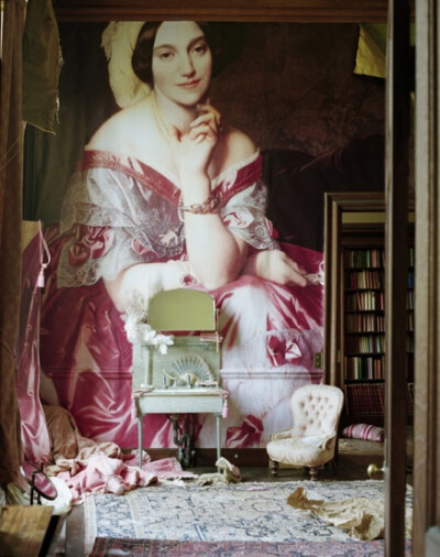 蒂姆·沃克 (Tim Walker) 1970年出生于英国吉尔福德镇 (Guildford)，毕业于Exeter Art College艺术学院，在康迪纳仕集团 (Conde Nast) 实习期间启发了蒂姆·沃克 (Tim Walker) 对摄影的兴趣，也曾担任过Richard Avedon…