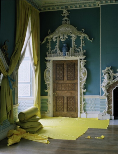 蒂姆·沃克 (Tim Walker) 1970年出生于英国吉尔福德镇 (Guildford)，毕业于Exeter Art College艺术学院，在康迪纳仕集团 (Conde Nast) 实习期间启发了蒂姆·沃克 (Tim Walker) 对摄影的兴趣，也曾担任过Richard Avedon…