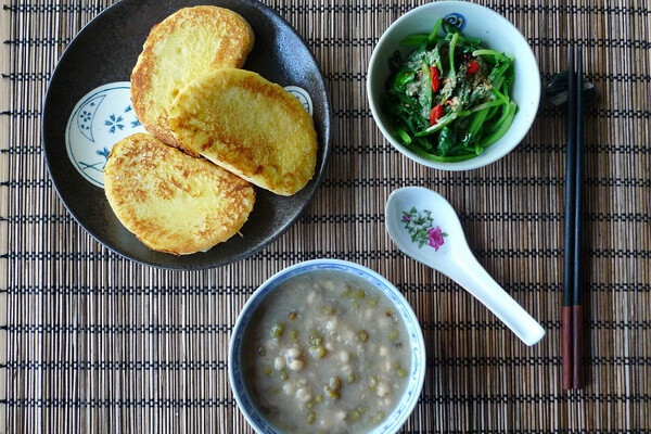 蛋奶馒头+薏仁绿豆粥+麻酱菠菜