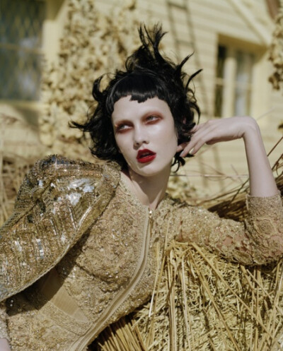 蒂姆·沃克 (Tim Walker) 1970年出生于英国吉尔福德镇 (Guildford)，毕业于Exeter Art College艺术学院，在康迪纳仕集团 (Conde Nast) 实习期间启发了蒂姆·沃克 (Tim Walker) 对摄影的兴趣，也曾担任过Richard Avedon…