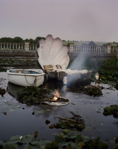 蒂姆·沃克 (Tim Walker) 1970年出生于英国吉尔福德镇 (Guildford)，毕业于Exeter Art College艺术学院，在康迪纳仕集团 (Conde Nast) 实习期间启发了蒂姆·沃克 (Tim Walker) 对摄影的兴趣，也曾担任过Richard Avedon…