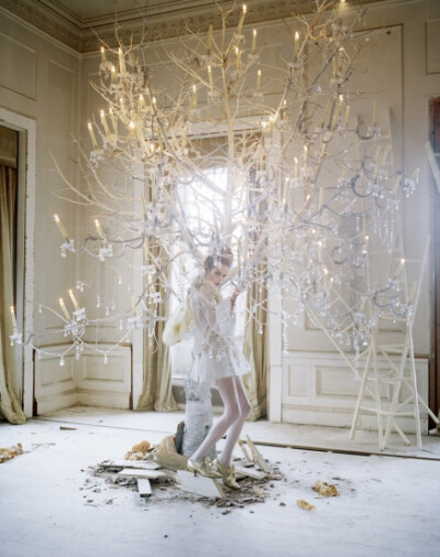 蒂姆·沃克 (Tim Walker) 1970年出生于英国吉尔福德镇 (Guildford)，毕业于Exeter Art College艺术学院，在康迪纳仕集团 (Conde Nast) 实习期间启发了蒂姆·沃克 (Tim Walker) 对摄影的兴趣，也曾担任过Richard Avedon…