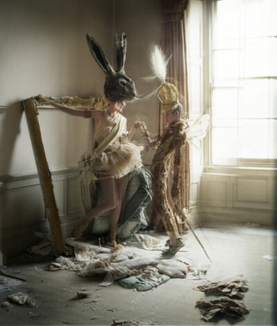 蒂姆·沃克 (Tim Walker) 1970年出生于英国吉尔福德镇 (Guildford)，毕业于Exeter Art College艺术学院，在康迪纳仕集团 (Conde Nast) 实习期间启发了蒂姆·沃克 (Tim Walker) 对摄影的兴趣，也曾担任过Richard Avedon…