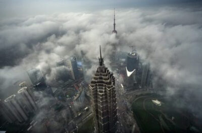 云端中的上海陆家嘴金融贸易区