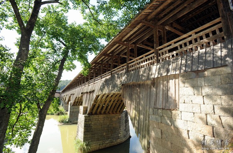  虹桥垂两岸，剑水隔中流。 佛光普照千家庆， 慈德遥开万户村。 地接东南通两邑， 桥横上下卧双虹。 桥拱双溪千秋渡， 烟迷四境万家春。 旧迹长留双镜水， 乘凉好憩万安桥。 千秋镜水游鱼甚， 万古虹桥过客多。
<br /> 虹桥横跨东西岸， 镜水平分曲直人。
<br /> 传书奇遇谁能再， 题柱高怀我不知。
<br /> 上下影摇波底月， 往来人踏水中天。
<br /> 桥揽双溪鸥对舞， 松笼两岸鹤群飞。
<br /> 革故鼎新存古迹， 丹楹刻桷振今文。
<br /> 过客勿惊难去马， 行人且喜有长虹。
<br /> 雁齿排来山一脉， 鳌梁架处水双流。