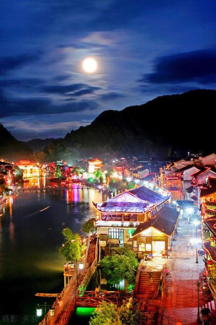 凤凰古镇的夜景——美！酷旅图：www.coollvtu.com