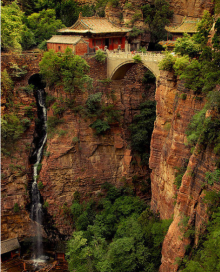 两壁断崖之上，凌空架桥，自下仰望，青天一线…… Location：中国河北，苍岩山。