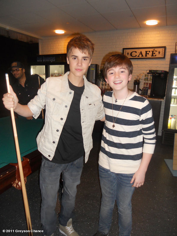 Greyson Chance 上大本营那个，嘎嘎的小师弟 旁边那是justin吗...